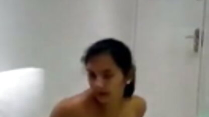 एक साथ दो महिलाओं के लिए एक बार में दो ब्लू फिल्म इंग्लिश में सेक्सी हाथों से