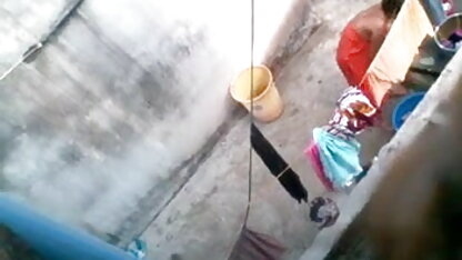 स्लिम सुनहरे बालों वाली इंग्लिश सेक्सी फिल्म ब्लू लाल अधोवस्त्र में एक गधे देता है