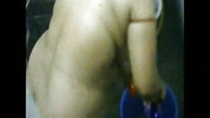 स्लिम फिटोनिया फुल सेक्सी इंग्लिश पिक्चर में स्काइप के सामने एक दोस्त