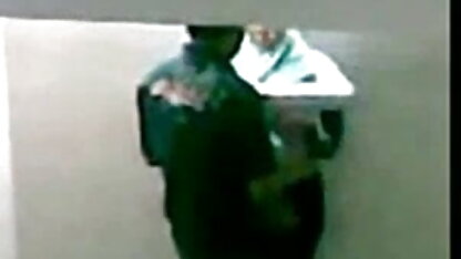 सींग का बना हुआ अमांडा उसके सेक्सी ब्लू फिल्म इंग्लिश में बॉस को राहत देने में मदद करता है