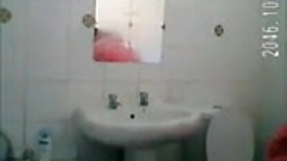 छोटे स्तन इंग्लिश सेक्सी मूवी वीडियो के साथ लड़की गड़बड़