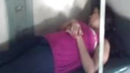 स्लिम श्यामला इंग्लिश सेक्सी फिल्म ब्लू बड़े स्तन के साथ वेब कैमरा के सामने