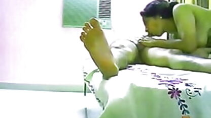 छात्रों को पार्टी में 18 साल पुराने सेक्सी फिल्म ब्लू इंग्लिश निपल्स के साथ समूह सेक्स किया था