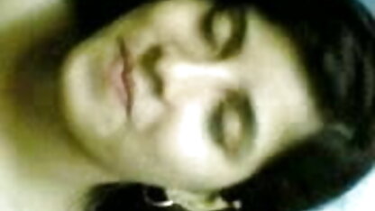 पतला लड़की उसे बिल्ली के बाल इंग्लिश पिक्चर बीएफ सेक्सी काटे के साथ उसकी उंगलियों, उसके पैरों के प्रसार में मोज़ा