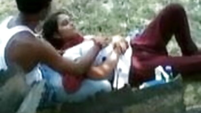 छोटे बाल सेक्सी फिल्म सेक्सी इंग्लिश के साथ लड़की प्रकृति में एक बड़ा मुर्गा सवारी