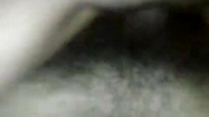 स्टेसी इंग्लिश फिल्म सेक्सी में चांदी undresses