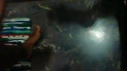 पतला साइबेरियाई इंग्लिश फिल्म ब्लू सेक्सी महिला नृत्य सड़क पर जंगल में