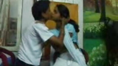 जासूसी पर एक पड़ोसी की कोशिश कर रहा करने के लिए एक परिपक्व सुनहरे बालों सेक्सी फिल्म ब्लू इंग्लिश वाली बालकनी के तहत