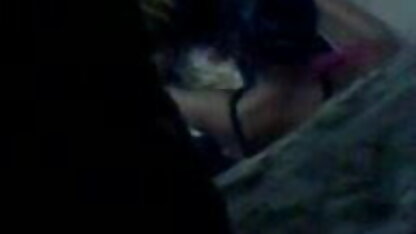 मोजा लाल सिर हो रही है सेक्सी इंग्लिश ब्लू पिक्चर सोफे पर 1 से 2