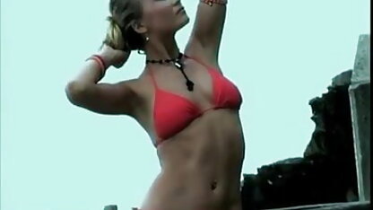 कोएड में बड़ा चश्मा लेता है एक मुर्गा उसके सेक्सी इंग्लिश ब्लू वीडियो मुंह में गहरी उसके टॉन्सिल