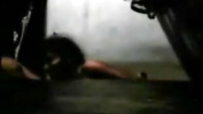 छात्र किक लाल बालों वाली लड़की पर पार्टी में दोस्तों की एक इंग्लिश पिक्चर इंग्लिश सेक्स भीड़