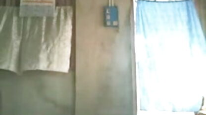 पूल के पास इंग्लिश फिल्म का सेक्सी वीडियो सेक्सी लड़की / लड़की खेलते हैं