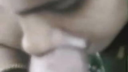 छोटे बालों वाली माँ बेटे के साथ चश्मे के लिए पहली सेक्सी इंग्लिश मूवी बार सेक्स