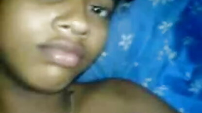 स्लिम सुनहरे बालों वाली बिल्ली में ब्लू इंग्लिश सेक्सी जंगल में