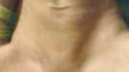 Sexwife एक blowjob देता है, जबकि बात करने के इंग्लिश सेक्सी मूवी लिए उसके पति को फोन पर