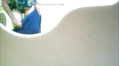 चश्मे के साथ एक सेक्सी वीडियो मूवी इंग्लिश परिपक्व गोरा के साथ बाथरूम में बाथरूम जासूसी