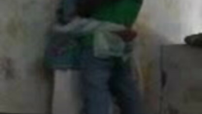 सौतेली बहिन मुर्गा बेकार है, जबकि चरण माँ तैयार रात के खाने के पीछे हिंदी सेक्सी इंग्लिश मूवी उसके