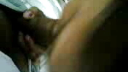 वह स्ट्रिप्स सेक्सी ब्लू वीडियो इंग्लिश में और उसे गीला गर्भवती योनि!