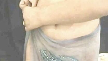 शर्मीली सेक्सी इंग्लिश ब्लू पिक्चर वीडियो गीक दो चेक महिलाओं द्वारा पागल स्ट्रिपटीज़ हो जाता है