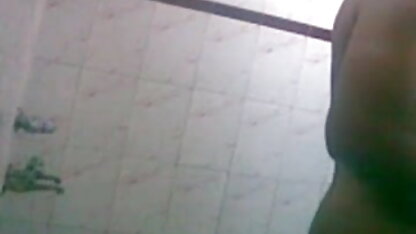 एक कपड़े की दुकान में काले बिकनी इंग्लिश ब्लू फिल्म सेक्सी में प्रस्तुत स्कीनी अन्ना हिल्किविक्ज़