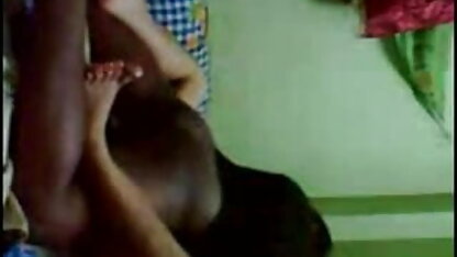 सोलो नीचे पहनने के कपड़ा टीएस उसे छेदा इंग्लिश सेक्सी फिल्म वीडियो बीएफ के साथ खेलता है