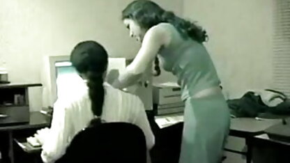 जासूसी खिड़की के माध्यम से एक महिला के लिए उसे बिल्ली के इंग्लिश सेक्सी फिल्म सेक्सी फिल्म साथ खेल