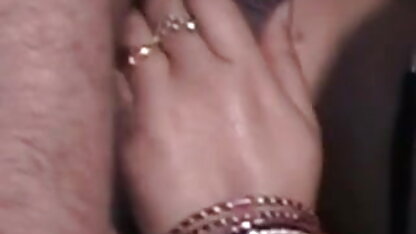 चेहरे की ब्लू इंग्लिश सेक्सी सुंदर महिला के साथ वेब कैमरा के सामने