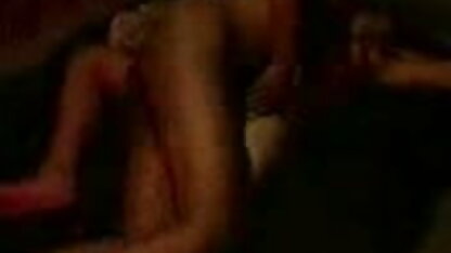 उसने अपने पति को अपने घुटनों पर रख दिया और अपने गधे को इंग्लिश सेक्सी फिल्म फुल हद चाट लिया, एक उंगली से गुदा कमबख्त