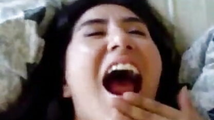 स्लिम लड़की सफेद पोशाक में धूम्रपान करता है और बेसब्री से बेकार इंग्लिश बीपी ब्लू सेक्सी है उसके पति के लंड में स्नानघर