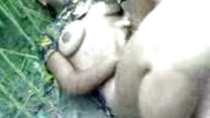 बेटा माँ में घर सेक्सी फिल्म इंग्लिश में सेक्सी फिल्म पर सोफे पर